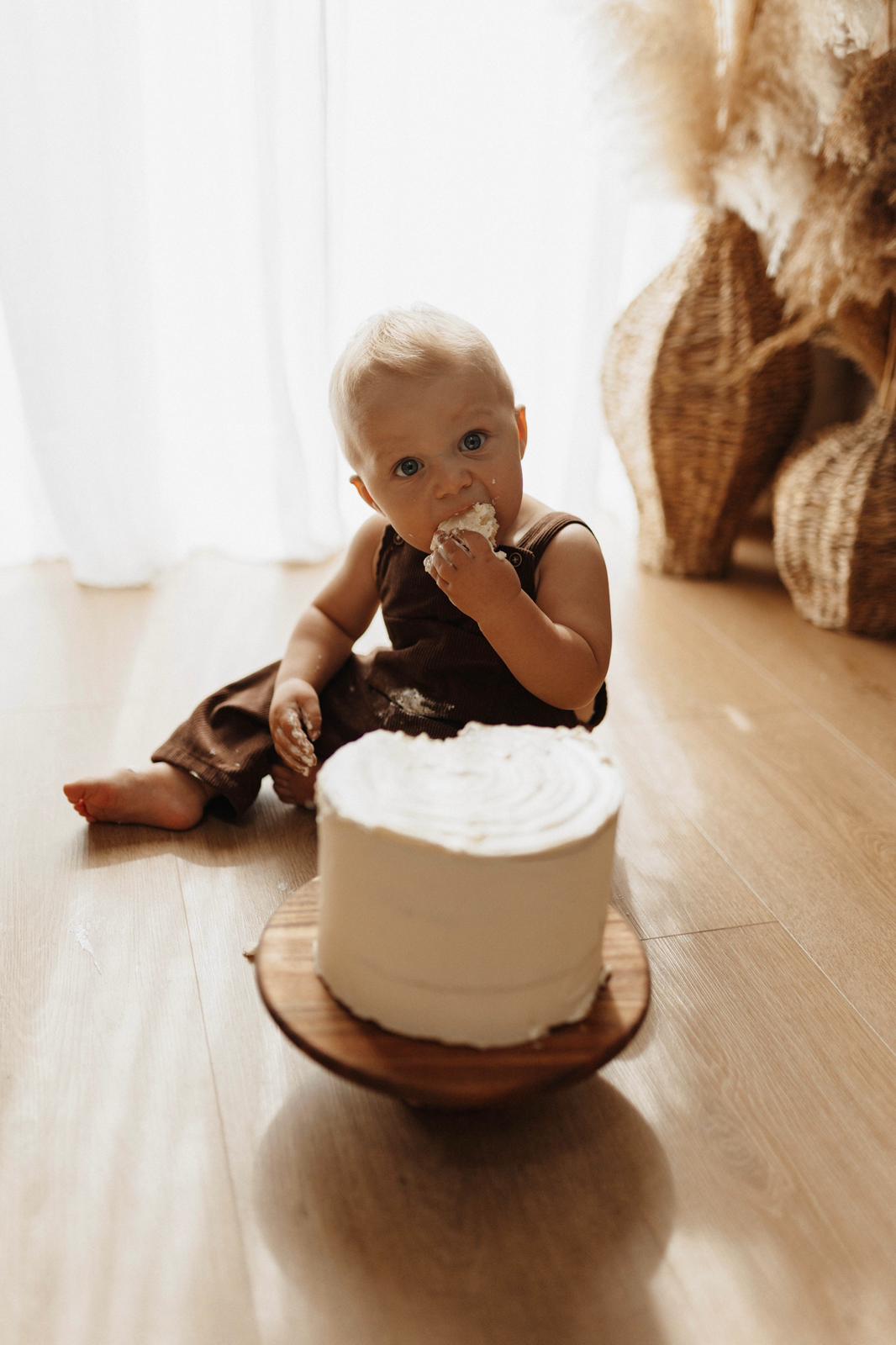 Baby mit Torte beim Cake Smash Shooting